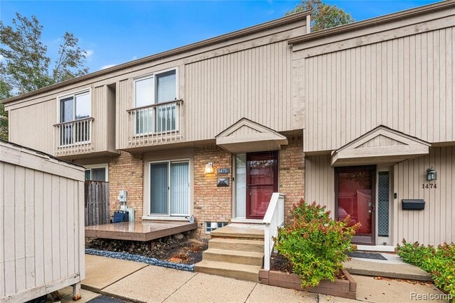 property at 1476 Oakbrook E Dr