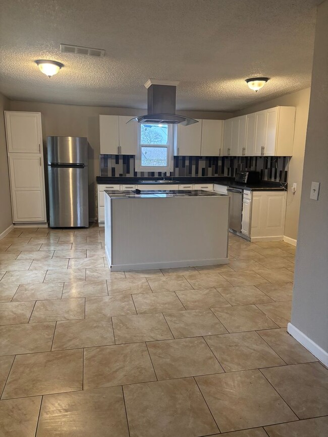 property at 435 E Latimer Pl