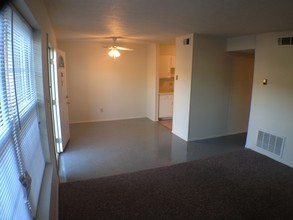 Savannah Square & Terrace Apartments in Louisville, KY - Building Photo - Interior Photo