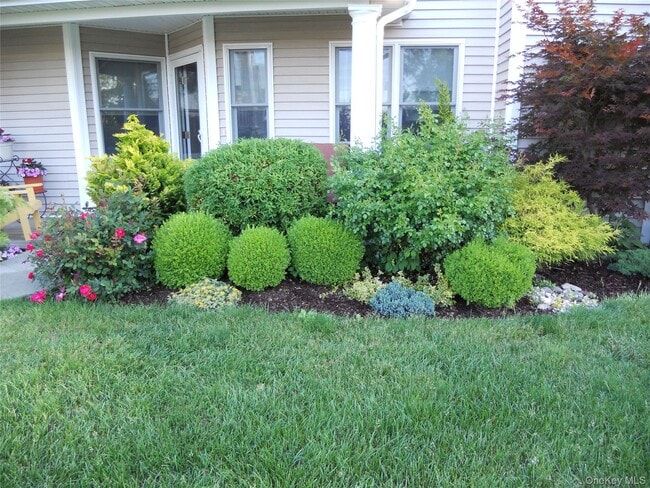 601 Willow Pond Dr in Riverhead, NY - Building Photo - Building Photo