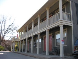 711 W Douglas St in Fayetteville, AR - Building Photo