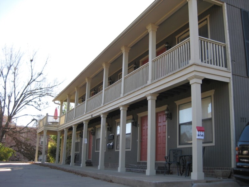 711 W Douglas St in Fayetteville, AR - Foto de edificio