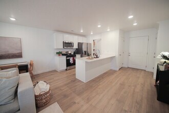 1737 S Devils Garden Ln in Washington, UT - Foto de edificio - Building Photo