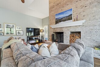 63 Queens Ct in Newport News, VA - Foto de edificio - Building Photo