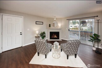 16817 Larch Way, Unit F-201 in Lynnwood, WA - Foto de edificio - Building Photo
