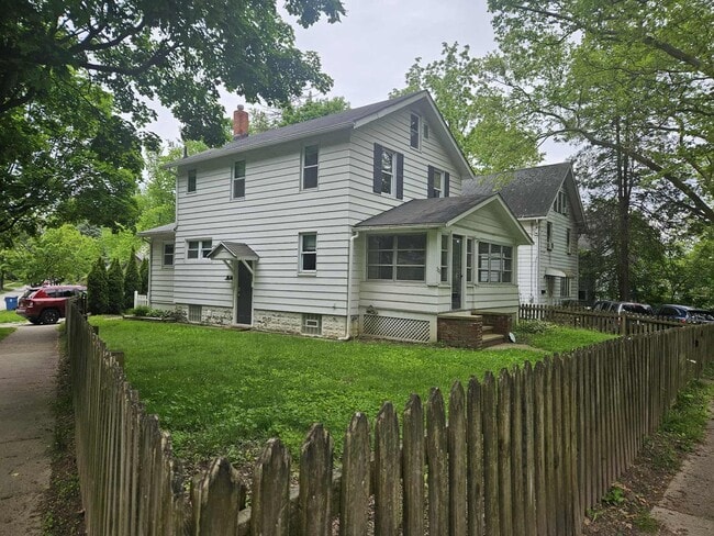 property at 323 N Lincoln St