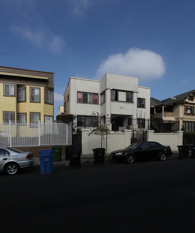 917 S Grand View St in Los Angeles, CA - Foto de edificio - Building Photo