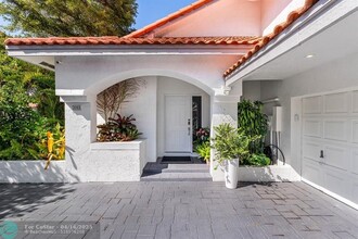 2093 NW 52nd St in Boca Raton, FL - Foto de edificio - Building Photo