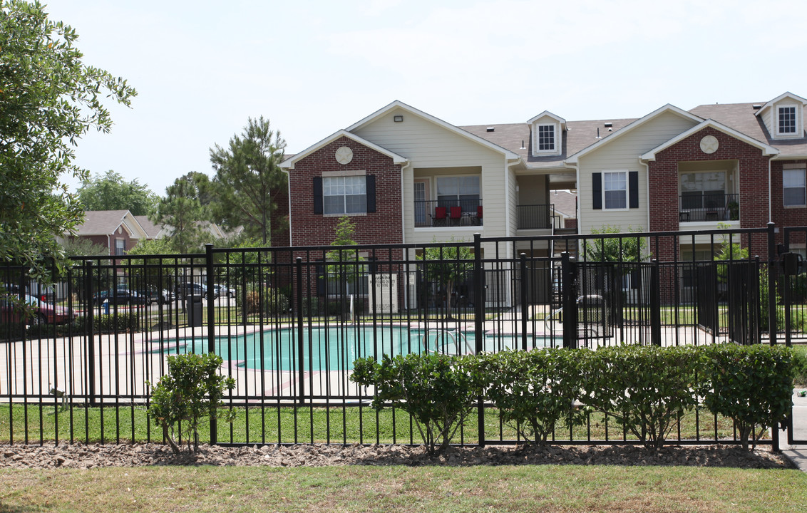 Green Pines in Humble, TX - Building Photo