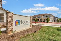 Town Arlington in Arlington, TX - Foto de edificio - Building Photo