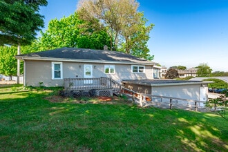 102 1st St in Winona Lake, IN - Building Photo - Building Photo