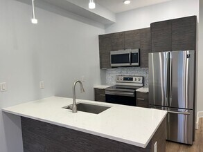 4242 W Girard Ave in Philadelphia, PA - Foto de edificio - Building Photo