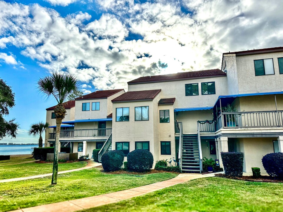 8253 Navarre Pkwy in Navarre, FL - Building Photo