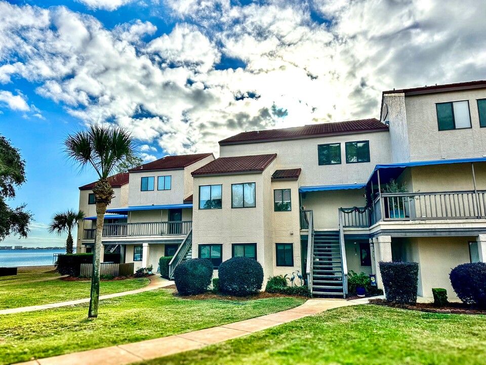 8253 Navarre Pkwy in Gulf Breeze, FL - Foto de edificio