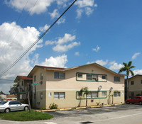 Pembroke Manor Apartments in Pembroke Pines, FL - Foto de edificio - Building Photo