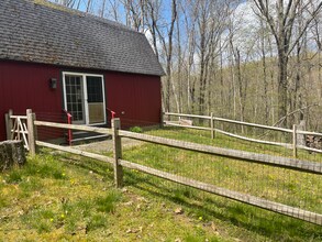 300 Chestnut Hill Rd in Ridgefield, CT - Building Photo - Building Photo