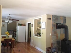 1002 Jessup Road, Unit Upstairs in Bingen, WA - Building Photo - Building Photo