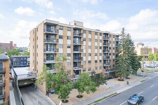 Stanford Court in Calgary, AB - Building Photo