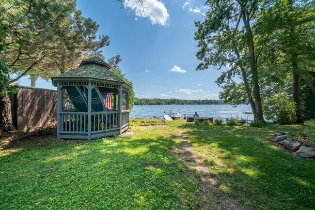 4 W Shore Dr in Sandown, NH - Building Photo - Building Photo