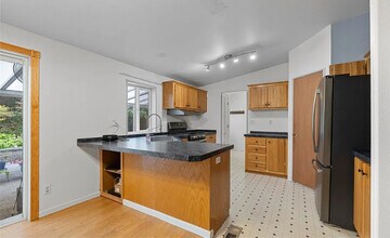 159 E Crescent Harbor Rd in Oak Harbor, WA - Building Photo - Building Photo