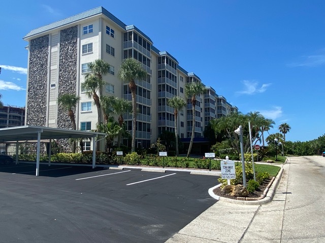 800 Benjamin Franklin Dr in Sarasota, FL - Building Photo