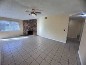 6348 Glenhills Way in Sacramento, CA - Building Photo - Building Photo