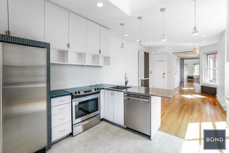 313 W 17 Street in New York, NY - Foto de edificio - Building Photo