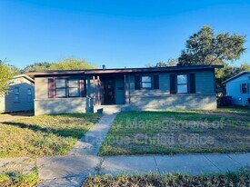 429 Waverly Dr in Corpus Christi, TX - Building Photo