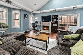 811 W Superior St, Unit 4 in Chicago, IL - Foto de edificio - Building Photo