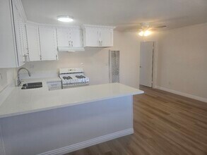 14323 Haynes St in Los Angeles, CA - Foto de edificio - Building Photo