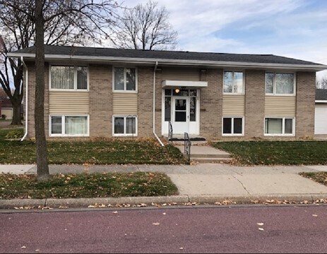 606 S Halvorson St, Unit 2 in Redwood Falls, MN - Foto de edificio - Building Photo