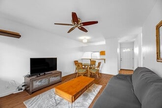 480 Kenolio Rd in Kihei, HI - Foto de edificio - Building Photo