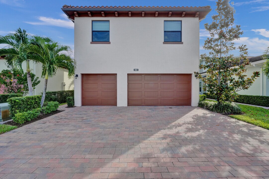 8011 Hobbes Wy in Palm Beach Gardens, FL - Foto de edificio