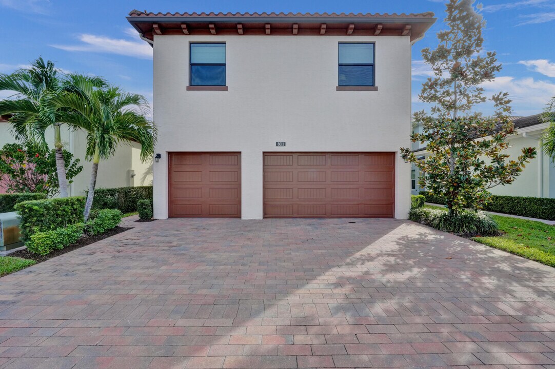 8011 Hobbes Wy in Palm Beach Gardens, FL - Building Photo