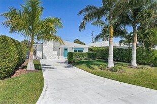 795 94th Ave N in Naples, FL - Building Photo