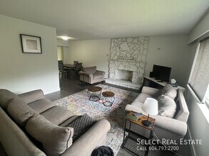 13454 Crestview Dr in Surrey, BC - Building Photo - Building Photo