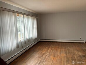 8 Montclair Ave in Edison, NJ - Building Photo - Building Photo