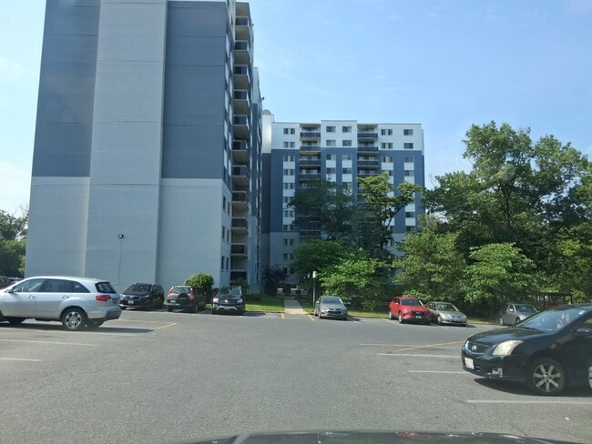 7333 New Hampshire Ave, Unit 11th Floor in Takoma Park, MD - Foto de edificio - Building Photo