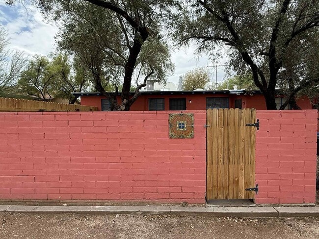 property at 2702 E Elm St