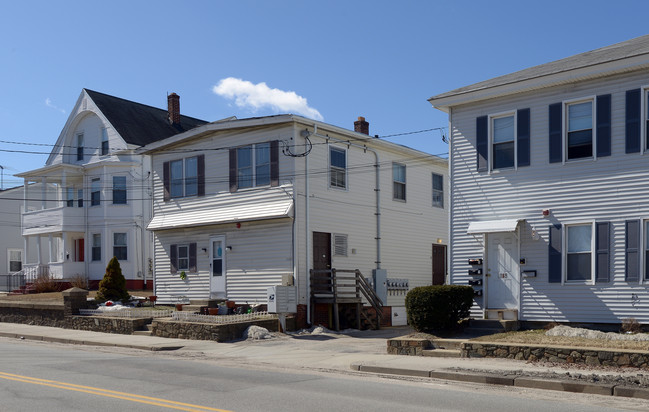 1089 Main St in West Warwick, RI - Building Photo - Building Photo