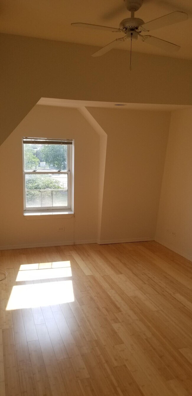 3310 S Indiana Ave, Unit 3rd floor in Chicago, IL - Building Photo - Building Photo