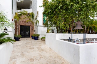 5247-5253 Vantage Ave in Valley Village, CA - Foto de edificio - Building Photo