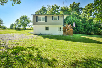 989 Hairetown Rd in Jonesborough, TN - Foto de edificio - Building Photo