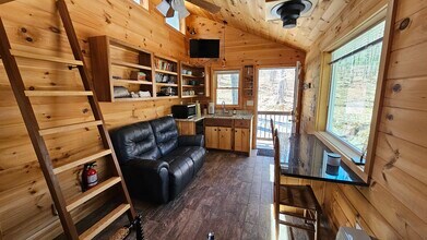111 Wiswall Hill Rd, Unit Tiny home/mini cottage in Newfane, VT - Building Photo - Building Photo