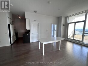 4085-4085 Parkside Village Dr in Mississauga, ON - Building Photo - Building Photo