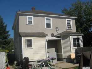 390 Colombo Ave in Copiague, NY - Building Photo - Building Photo