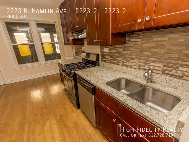 2223 N Hamlin Ave in Chicago, IL - Building Photo - Building Photo