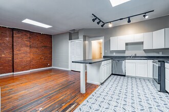 1445 S 3rd St in Louisville, KY - Foto de edificio - Interior Photo