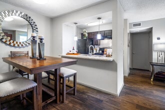 The Lennox in San Antonio, TX - Building Photo - Building Photo