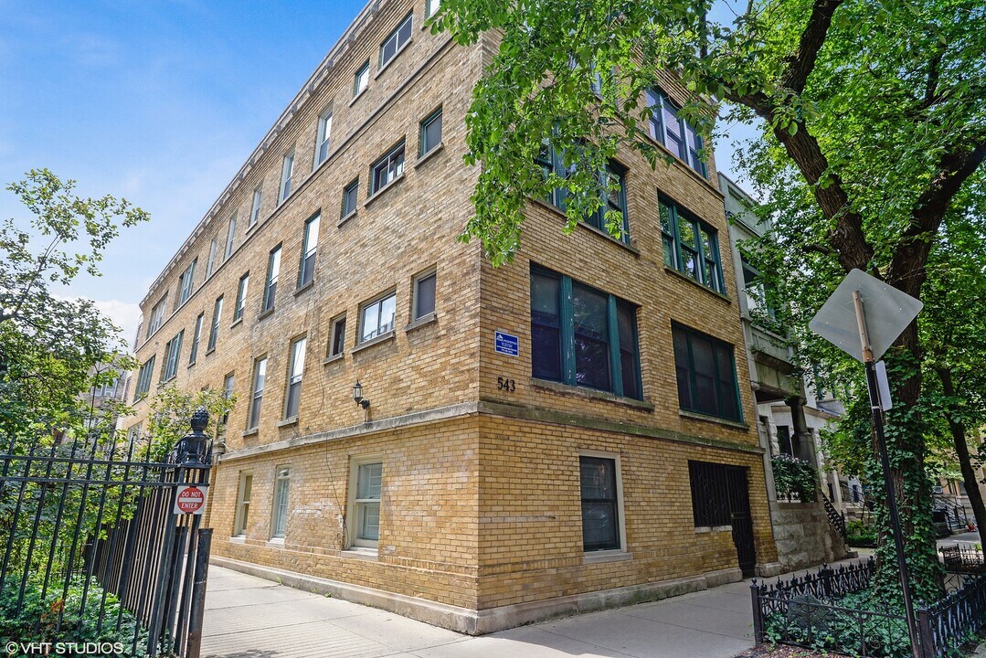 543 W Fullerton Pkwy in Chicago, IL - Building Photo